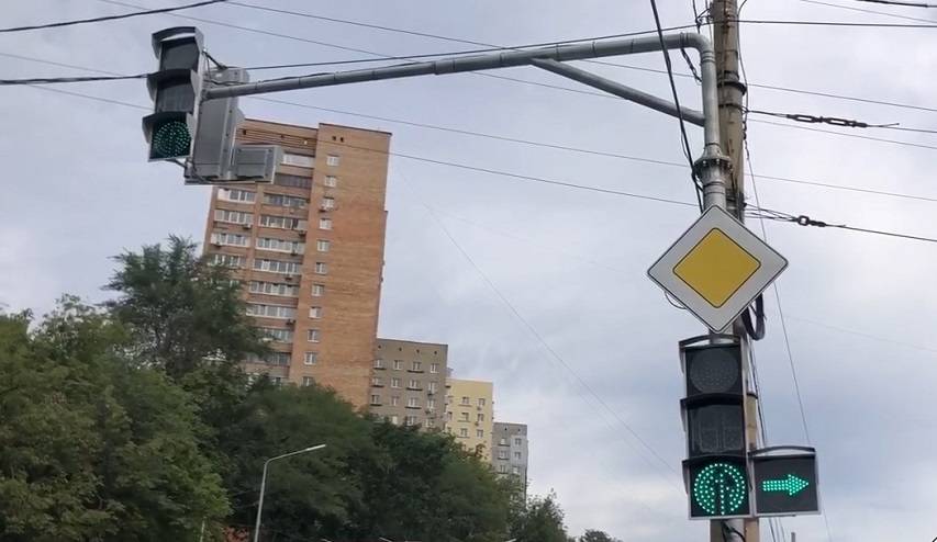 На проблемном перекрестке во Владивостоке установили светофор