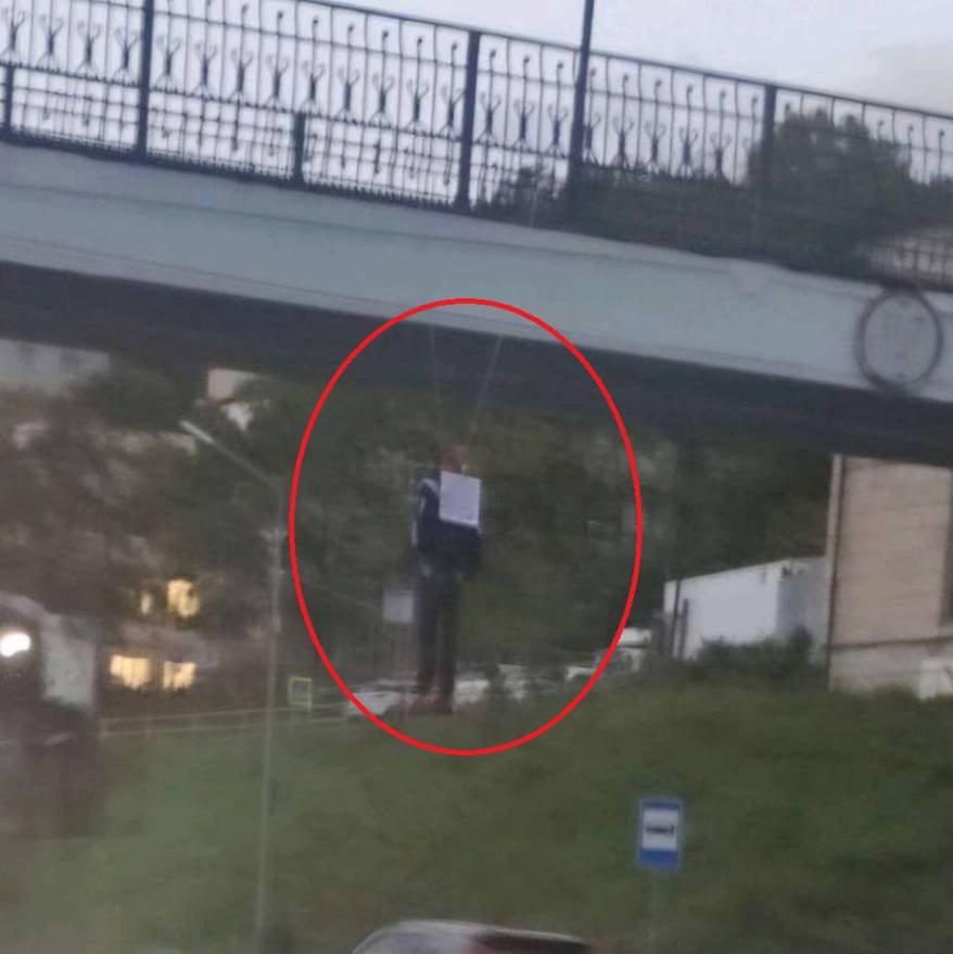 "Труп", висящий на мосту во Владивостоке, напугал горожан