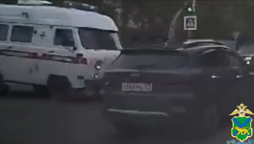 В Уссурийске автоледи чуть не устроила ДТП со скорой помощью