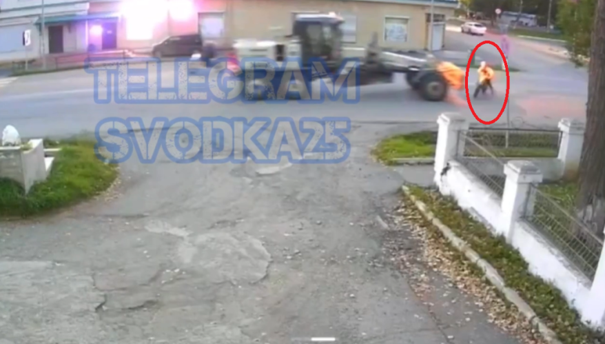 Ребенка на мопеде снесло мощным ударом ковша спецтехники в Приморье