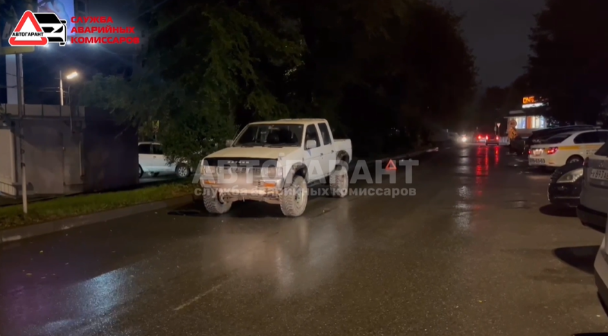 Во Владивостоке неизвестный водитель совершил наезд на магазин и два автомобиля Во Владивостоке неизвестный водитель совершил наезд на магазин и два автомобиля