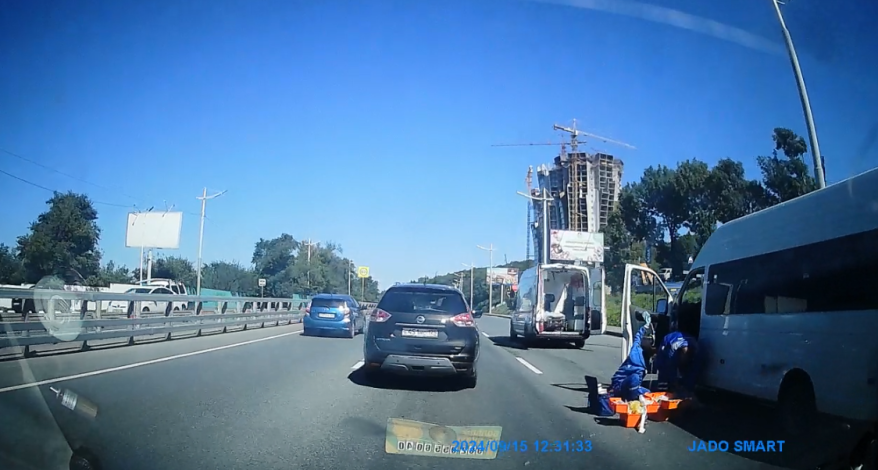"Откачивают кого-то": скорая спасает мужчину на дороге во Владивостоке