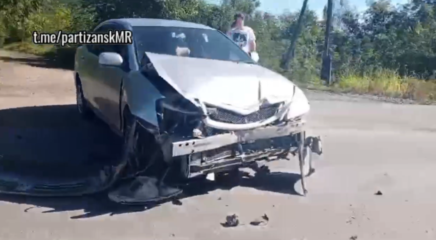 Легковушка "таранила" пассажирский автобус в Приморье