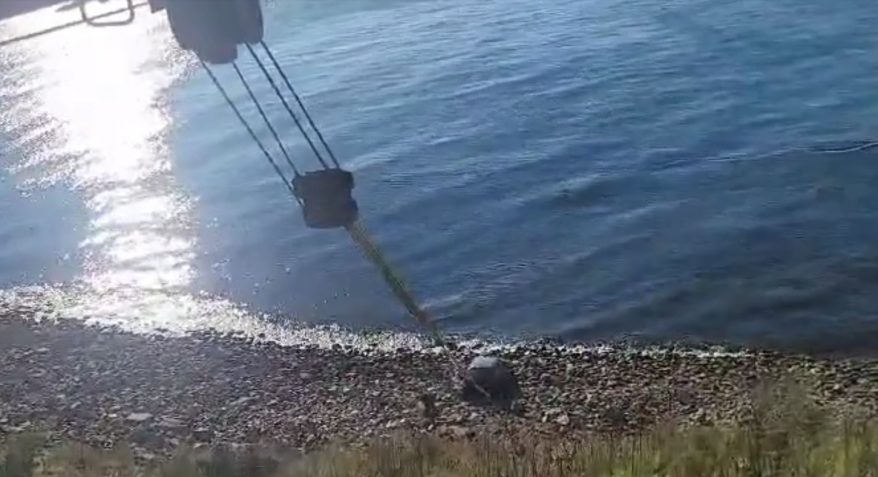 Автомобиль скатился с косогора прямо в море во Владивостоке