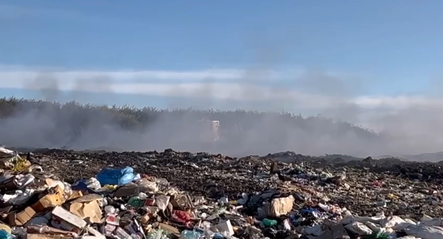 Крупный пожар на мусорном полигоне в Приморье тушат уже неделю Крупный пожар на мусорном полигоне в Приморье тушат уже неделю