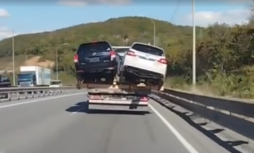 "А что, так можно было?": необычный "автовоз" замечен на дороге в Приморье