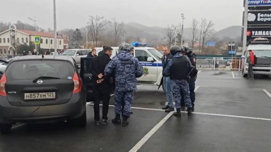 История с задержанием вооруженных мужчин возле ТЦ «Седанка сити» получила продолжение