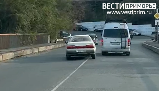 Автохам едва не устроил несколько "лобовых" ДТП во Владивостоке