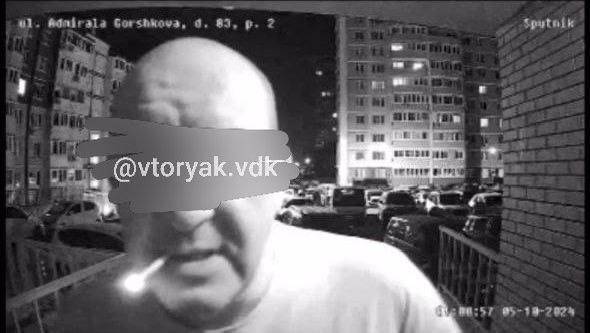 Агрессивный мужчина терроризирует жителей района Снеговой Пади во Владивостоке Агрессивный мужчина терроризирует жителей района Снеговой Пади во Владивостоке