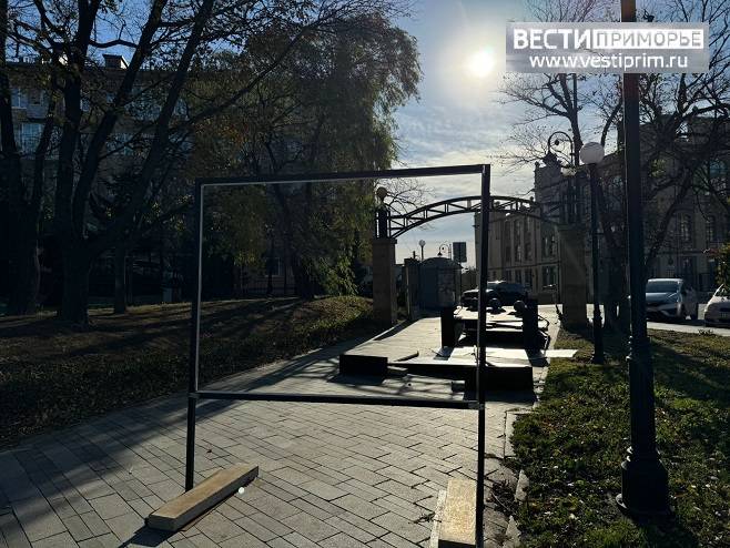 Сильный ветер разрушил выставку фотографий во Владивостоке