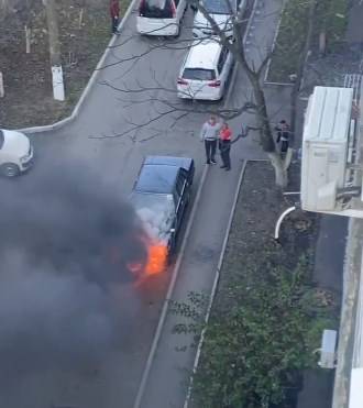 Авто объято пламенем у подъезда многоэтажки во Владивостоке