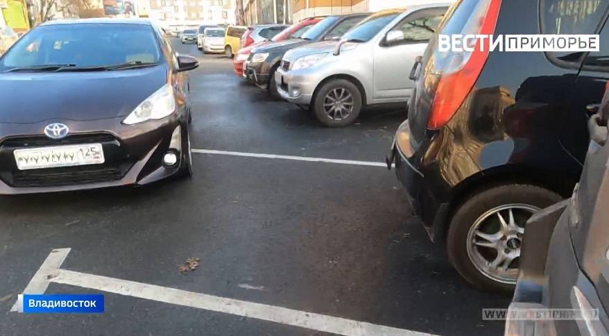 Приезжие во Владивостоке захватили бесплатную парковку и требуют оплату со всех въезжающих Приезжие во Владивостоке захватили бесплатную парковку и требуют оплату со всех въезжающих