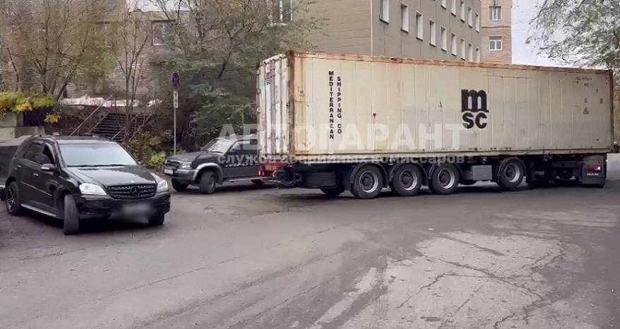 Большегруз перекрыл полосу для движения на дороге Владивостока