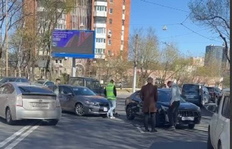 Огромная пробка в районе Покровского парка из-за ДТП Огромная пробка в районе Покровского парка из-за ДТП