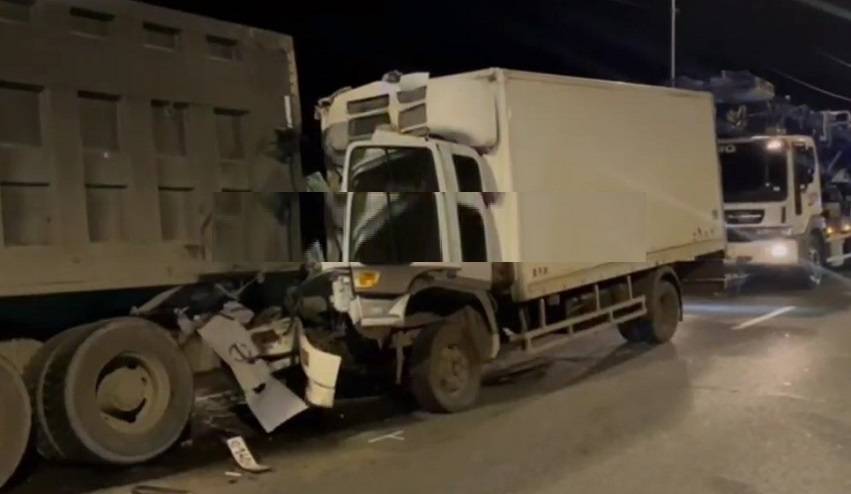 Водитель грузовика влетел в припаркованный большегруз