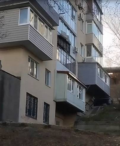 Куски обшивки с фасадов и крыш зданий срывает ветер во Владивостоке Куски обшивки с фасадов и крыш зданий срывает ветер во Владивостоке