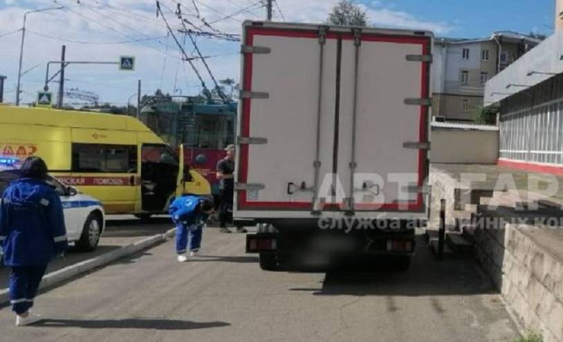 Грузовик задавил пешехода на тротуаре во Владивостоке Грузовик задавил пешехода на тротуаре во Владивостоке