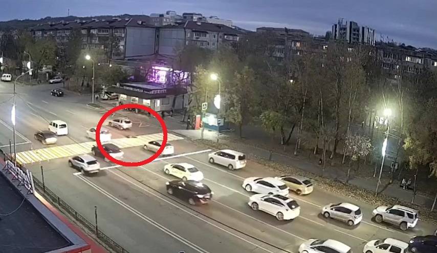 Видел и давил? Девушка осталась лежать на «зебре» после удара авто (видео) Видел и давил? Девушка осталась лежать на «зебре» после удара авто (видео)