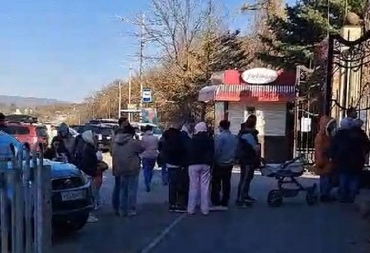 Ажиотаж в Ботаническом саду - люди стоят в очереди