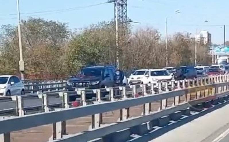 Пробка на километры: массовое ДТП на Некрасовском путепроводе Пробка на километры: массовое ДТП на Некрасовском путепроводе