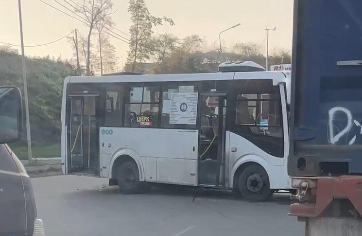 Микроавтобус жестко влетел в пассажирский автобус во Владивостоке