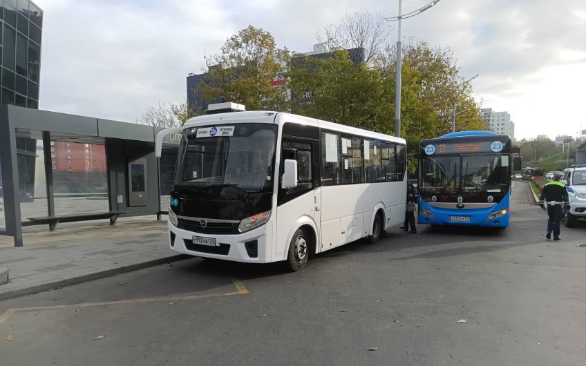 Пассажир пострадал в ДТП с участием двух маршрутных автобусов во Владивостоке