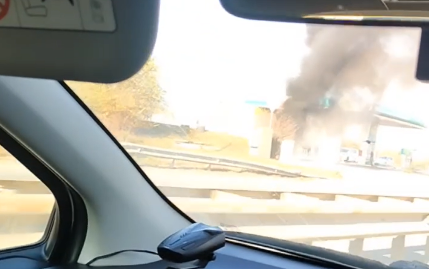 Автомобиль загорелся возле автозаправки в Приморье