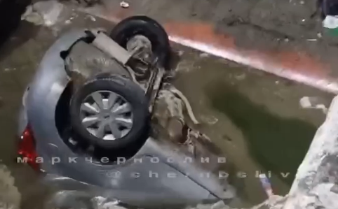 Автомобиль утонул в огромной яме с водой в Приморье