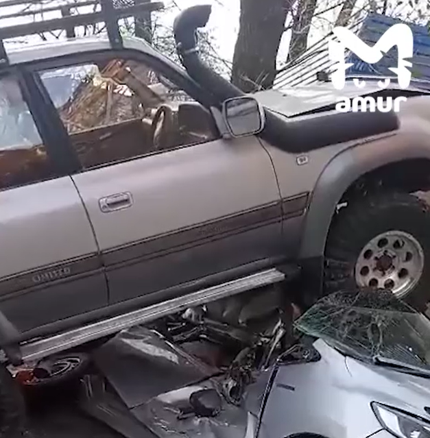 Авто в лепёшку: пьяная леди на "крузаке" эпично припарковалась во Владивостоке