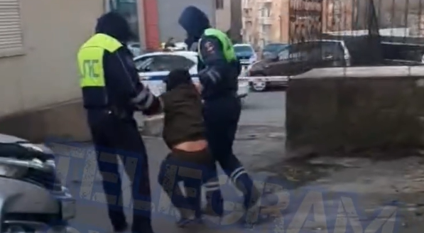 В Сети появились кадры тяжелого задержания пьяной "автоледи" во Владивостоке