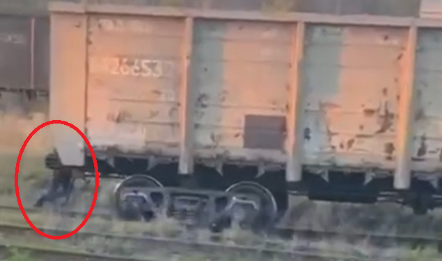Во Владивостоке замечен Геракл, который руками толкает грузовые вагоны