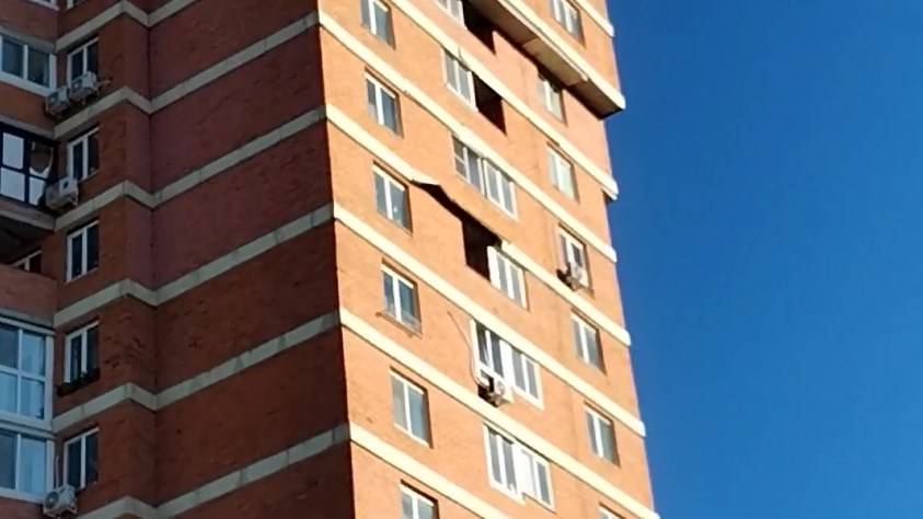 Стальной лист сорвался с дома и упал на детскую площадку во Владивостоке (видео)
