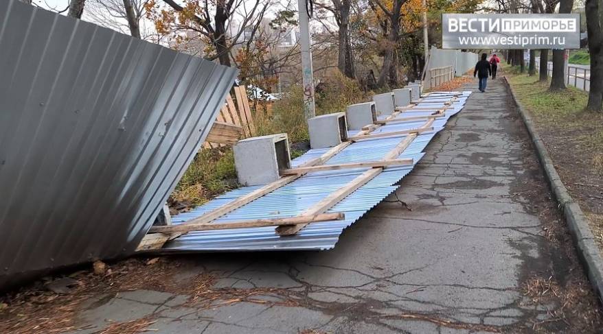 Под натиском ветра упало ограждение с бетонными блоками во Владивостоке