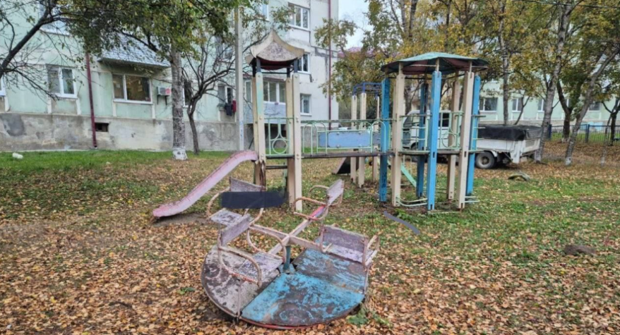 Опасная детская площадка: прокуратура внесла представление директору УК в Преображении Опасная детская площадка: прокуратура внесла представление директору УК в Преображении
