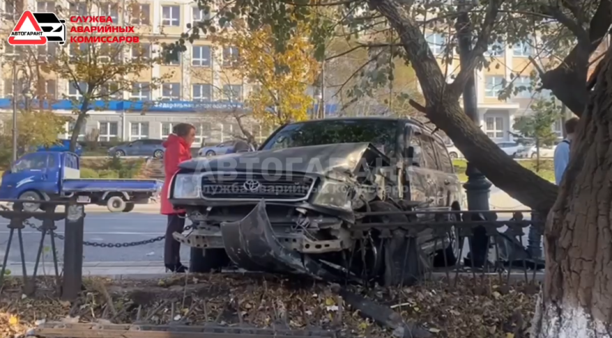 Toyota Land Cruiser снес ограждение и вылетел на тротуар в центре Владивостока