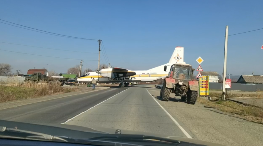 Самолет замечен на автодороге в Приморье