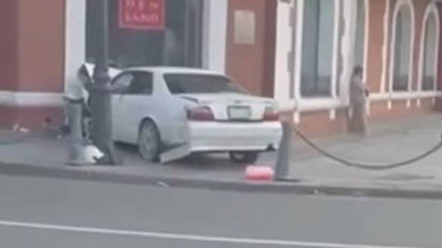 Авто влетело в стену исторического здания в центре Владивостока Авто влетело в стену исторического здания в центре Владивостока