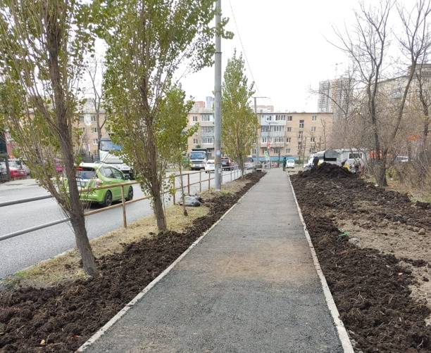 После ремонта теплосетей на Второй Речке завершают благоустройство