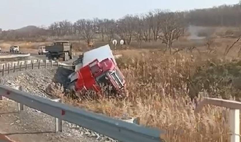 В Приморье большегруз вылетел с дороги и оказался в кювете В Приморье большегруз вылетел с дороги и оказался в кювете