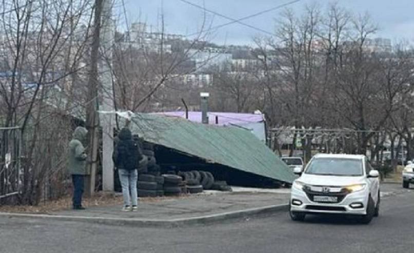 Шиномонтажке во Владивостоке «снесло крышу» Шиномонтажке во Владивостоке «снесло крышу»