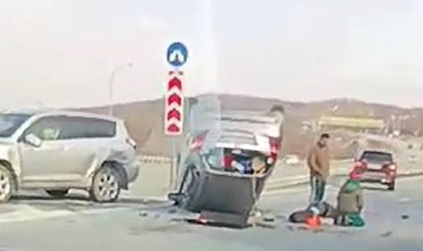 Склонились над телом: жуткая авария на трассе в сторону Артема