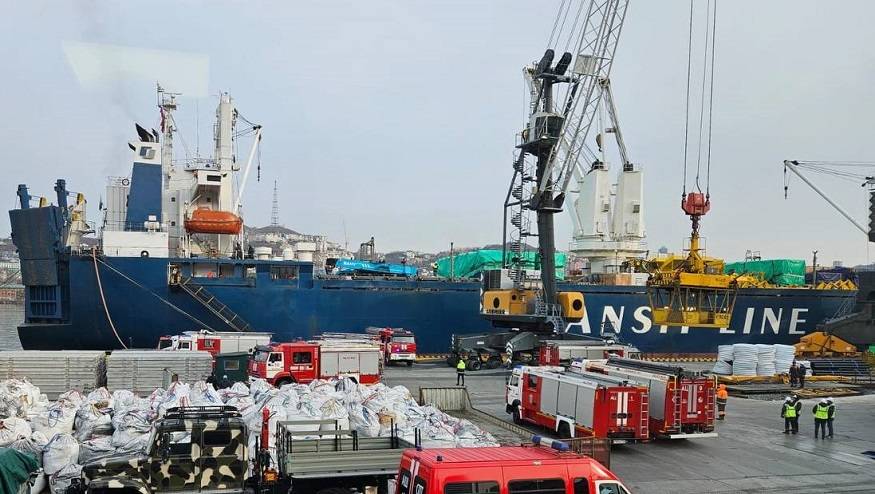 Загорелось ошвартованное у причала во Владивостоке иностранное судно