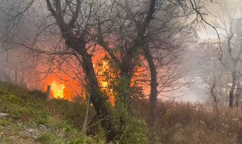 Дом полыхает в районе улицы Фастовской во Владивостоке Дом полыхает в районе улицы Фастовской во Владивостоке