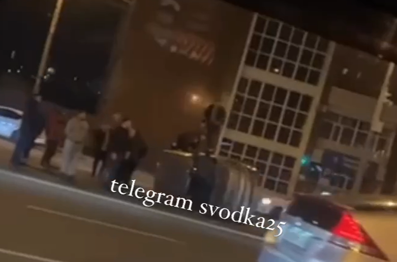 "Перевертыш" во Владивостоке: очевидцы ДТП пытаются помочь водителю выбраться из авто
