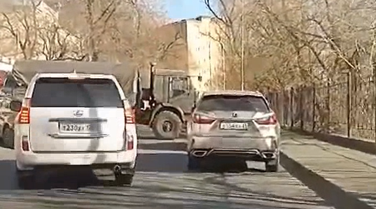 Военный КАМАЗ перегородил проезд в центре Владивостока