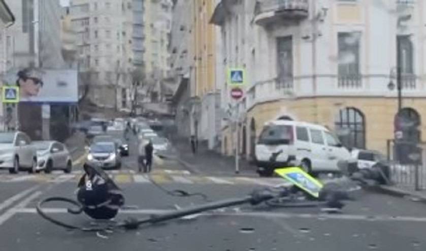 Ураганный ветер вырывает с корнем фонарные столбы во Владивостоке