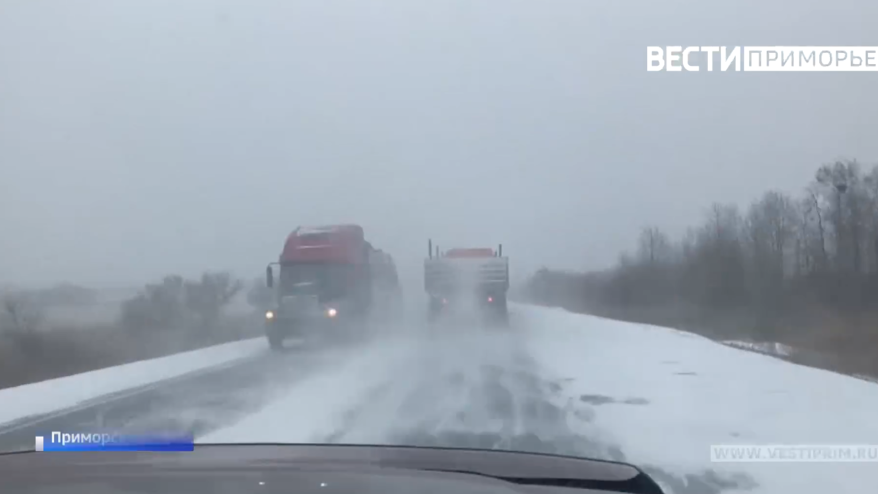 Снег засыпает Приморье, на дорогах местами - гололед Снег засыпает Приморье, на дорогах местами - гололед