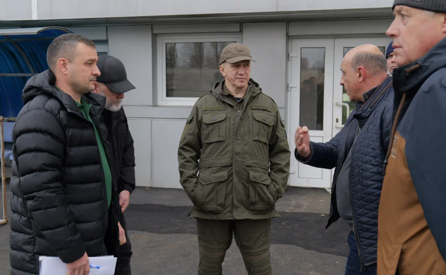 Юрий Трутнев проверил ход восстановительных работ на подшефных Дальнему Востоку территориях ДНР Юрий Трутнев проверил ход восстановительных работ на подшефных Дальнему Востоку территориях ДНР