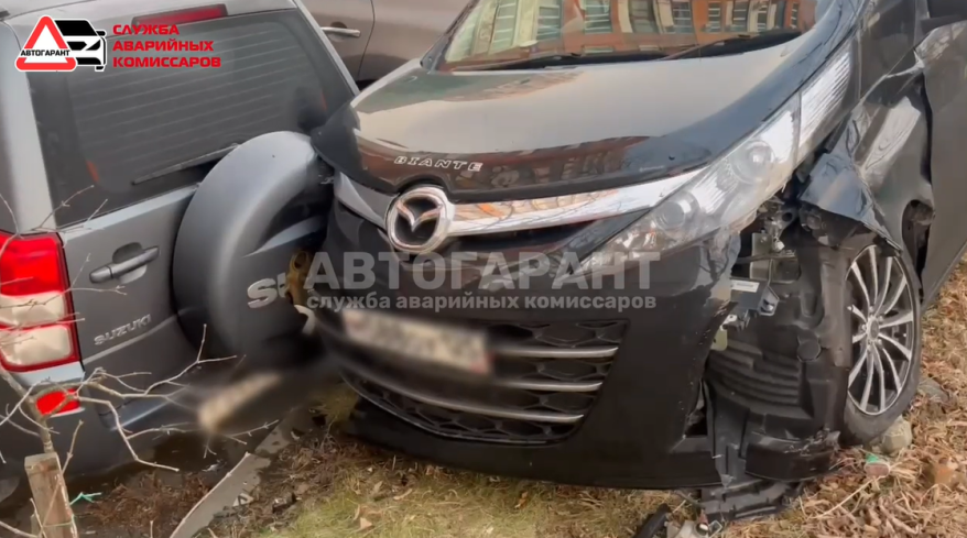 Mazda протаранила леерное ограждение и вылетела на парковку во Владивостоке Mazda протаранила леерное ограждение и вылетела на парковку во Владивостоке