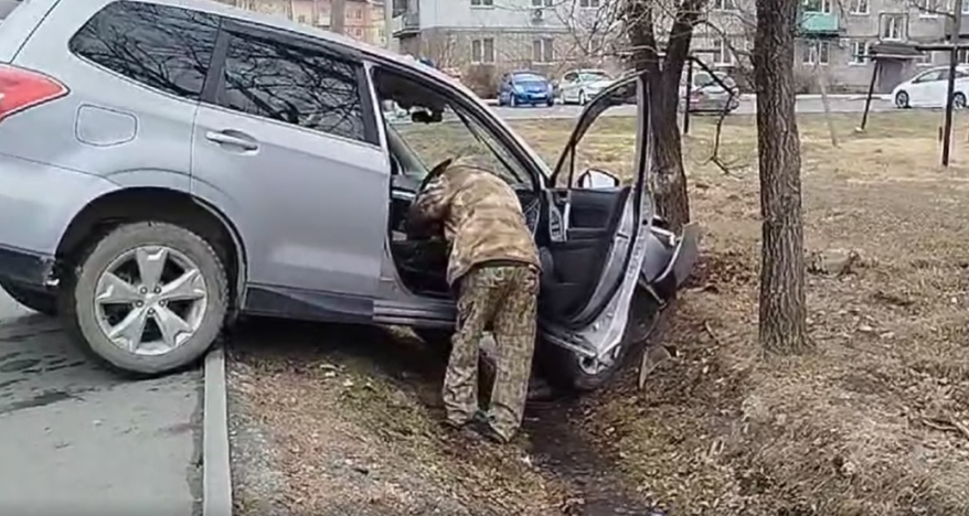 Автомобиль вылетел с дороги на тротуар, едва не сбив пешеходов в Приморье
